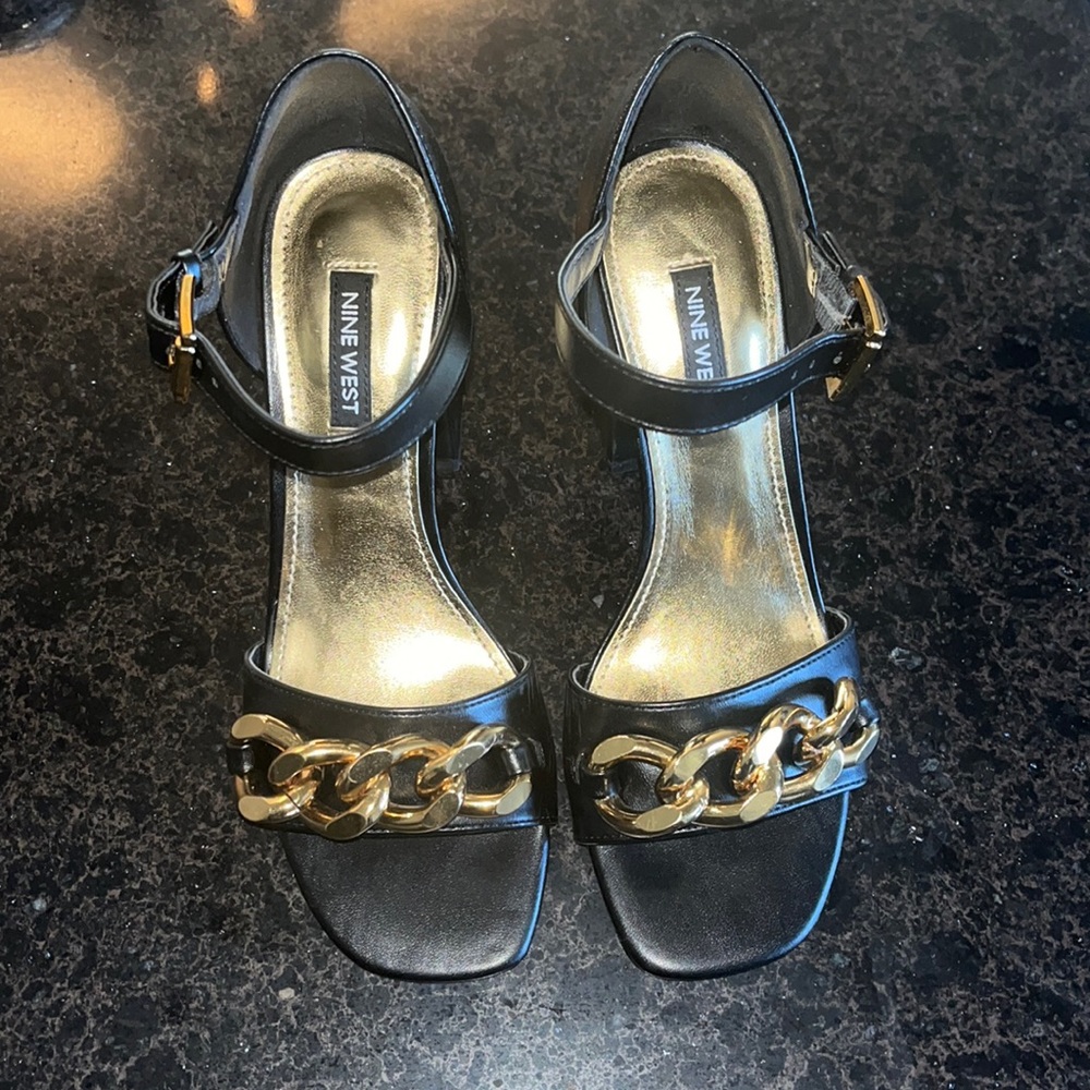 NINE WEST Black heels with gold chain detail